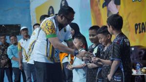 Wabup-Nagan-Raya-menyerahkan-hadiah-kepada-peraih-juara-pada-kejuaraan-bulutangkis.jpg