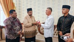 Wabup-Zaman-Akli-menyerahkan-penghargaan-kepada-ahli-waris-pejuang-kemerdekaan.jpg