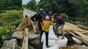 Wabup-pantau-perbaikan-jembatan-rusak-di-Alue-Siron.jpg