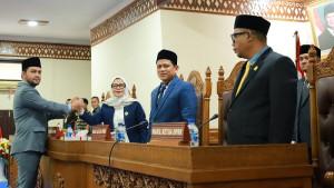 Wakil-Bupati-Aceh-Barat-menyerahkan-rancangan-qanun-APBK-2026-kepada-Ketua-DPRK.jpg
