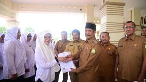 Wakil-Bupati-Aceh-Besar-Drs-H-Syukri-A-Jalil-menyerahkan-secara-simbolis-SK-PPPK.jpg