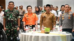Wakil-Bupati-Aceh-Besar-menyerahkan-cenderamata-kepada-Direktur-Bina-Potensi-Basarnas.jpg