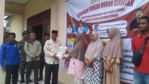 Wakil-Bupati-Aceh-Singkil-Hamzah-Sulaiman-serahkan-pangan-murah.jpg
