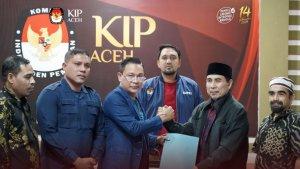 Wakil-Ketua-KIP-Aceh-Agusni-AH-menerima-syarat-dukungan.jpg