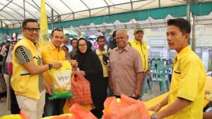 Warga-Kembali-Serbu-Kantor-Golkar-Banda-Aceh_Berburu-Paket-Sembako-Murah.jpg