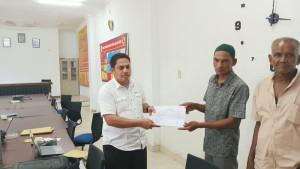 Warga-Teupin-Breuh-Simpang-Ulim-Aceh-Timur-menyerahkan-laporan-terkait-dugaan-korupsi.jpg