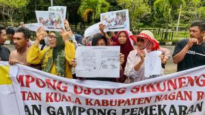 Warga-Ujong-Sikuneng-Demo-PN-Suka-Makmue.jpg