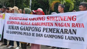 Warga-Ujong-Sikuneng-menggelar-aksi-ke-PN-Suka-Makmue.jpg