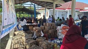 Warga-memadati-pasar-murah-di-halaman-Kantor-Camat-Kuala-Pesisir-Selasa-lalu.jpg