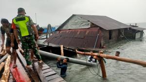Warga-membantu-evakuasi-barang-milik-Seniman-Zega-warga-Ujung-Sialit-Kecamatan-Pulau-Banyak.jpg