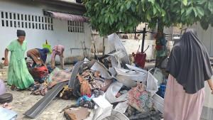 Warga-membersihkan-puing-puing-dan-isi-bangunan-tempat-usaha-laundry-yang-terbakar.jpg