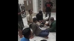 Warga-memeriksa-barang-barang-mencurigakan-dari-pria-kelompok-Millah-Abraham.jpg