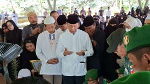 Wiranto-saat-mengiringi-pemakaman-istrinya-Rugaiya-Usman.jpg