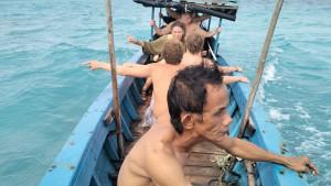 Wisatawan-asal-Belanda-saat-dievakuasi-usai-speed-boatnya-tenggelam-dihantam-ombak_.jpg