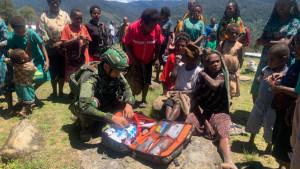 Yonif-113JS-memberikan-pelayanan-kesehatan-gratis-kepada-masyarakat-Papua.jpg