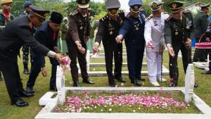 ZIARAH-MAKAM-PAHLAWAN_HUT-Ke-80-TNI_2025-Lhokseumawe.jpg