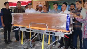 Zakaria-M-Yacob-bersama-sejumlah-eks-kombatan-menyambut-jenazah-Adam-Malik.jpg