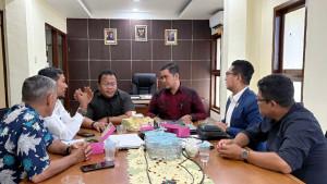 Zulkifli-H-Adam-bersama-jajaran-Komisioner-Komisi-Informasi-Aceh-saat-melakukan-audiensi.jpg