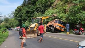 alat-berat-evakuasi-truk-tergelincir-di-Bukit-Seumadam.jpg
