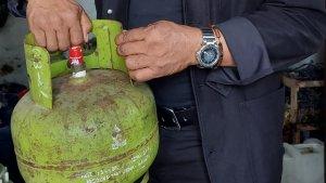anggota-komisi-vi-dpr-ri-asal-aceh-rafli-mengangkat-tabung-elpiji-pso-3-kg-rabu-642022.jpg
