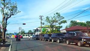 antre-sampai-lampu-merah-demi-mendapatkan-BBM-di-Meulaboh.jpg