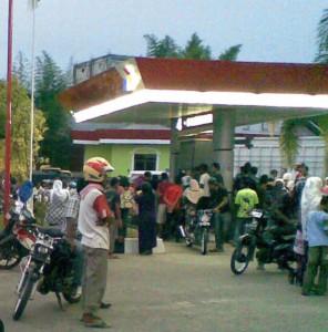 antrean-mengisi-BBM-di-SPBU-Bambi-belum-lama-ini.jpg