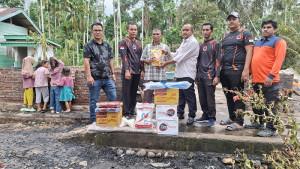 antuan-masa-panik-kepada-korban-rumah-terbakar-di-Desa-Rantau-Panyang-Juli-Bireuen.jpg