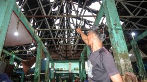 atap-bolong-pedagang-basah.jpg