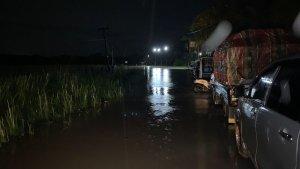 banjir-di-Subulussalam_kenderaan-terjebak_.jpg