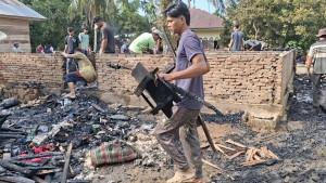bersihkan-sisa-rumah-terbakar-di-Desa-Rantau-Panyang-Juli-Bireuen.jpg