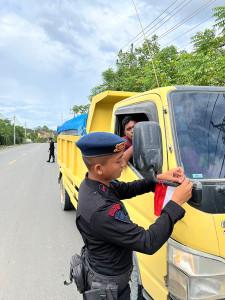 brimob-pasang-bendera-07.jpg