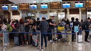 calon-penumpang-pesawat-sedang-antri-di-bandara-soekarno-hatta-tangerang.jpg