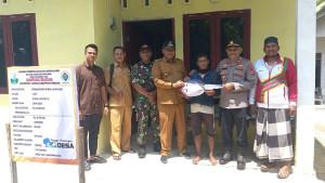 camat-jangka-bireuen-serahkan-rumah-bantuan_2025.jpg