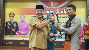 cenderamata-tongkat-komando-untuk-Kapolda.jpg