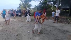 evakuasi-korban-Krueng-Juli.jpg