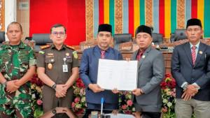 foto-bersama-usai-penandatanganan-nota-kesepahaman-KUA-PPAS-APBK-tahun-2025.jpg