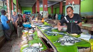 harga-ikan-naik-gegara-cuaca-buruk.jpg