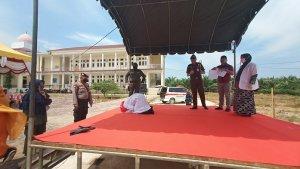 irt-aceh-tamiang-dicambuk-karena-bersalah-melakukan-perzinahan-dengan-dua-pria.jpg