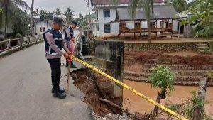 jajaran-polsek-jeunieb-bireuen-selasa-931012023-memasang-police-line.jpg