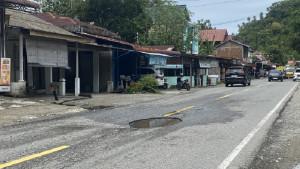 jalan-berlubang-di-tapaktuan-aceh-selatan_20251110.jpg