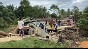 jembatan-darurat-ambruk-lagi-untuk-kali-ketiga.jpg