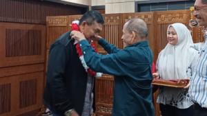kalungan-karangan-bunga-untuk-Soedarmo.jpg