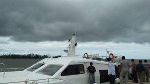 kapal-motor-dengan-latar-cuaca-ekstrem-di-singkil.jpg