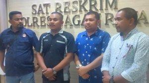 kasat-reskrim-polres-nagan-raya-kiri-memperlihatkan-pelaku-penyebar-video-hoax-2-kiri.jpg