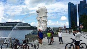 kelompok-pesepeda-berfoto-ria-bersama-di-depan-ikon-singapura-air-mancur-patung-merlion.jpg