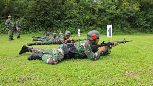 latihan-menembak-senjata-M16-Korem-Lilawangsa.jpg