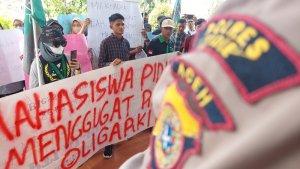 mahasiswa-berdemo-ke-dprk-pidie-jumat-292022-terkait-wacana-pemerintah-naikkan-bbm.jpg