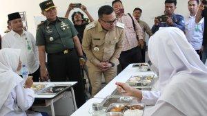 makan-bergizi-gratis_hari-pertama-kerja-bupati-abdya.jpg