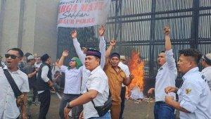 massa-aksi-Asosiasi-Kepala-Desa-APDESI-unjuk-rasa-tepat-di-depan-pagar-Gedung-DPR-MPR-RI.jpg
