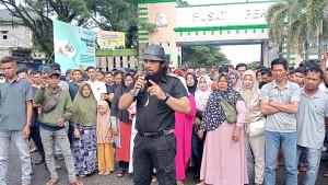 massa-demo-di-depan-Kompleks-Perkantoran-Suka-Makmue.jpg